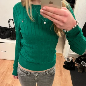 Grön kabelstickad tröja från GANT - Säljer en snygg grön kabelstickad tröja från GANT i stretchig bomull. Tröjan är i storlek xxs och är knappt använd 💘