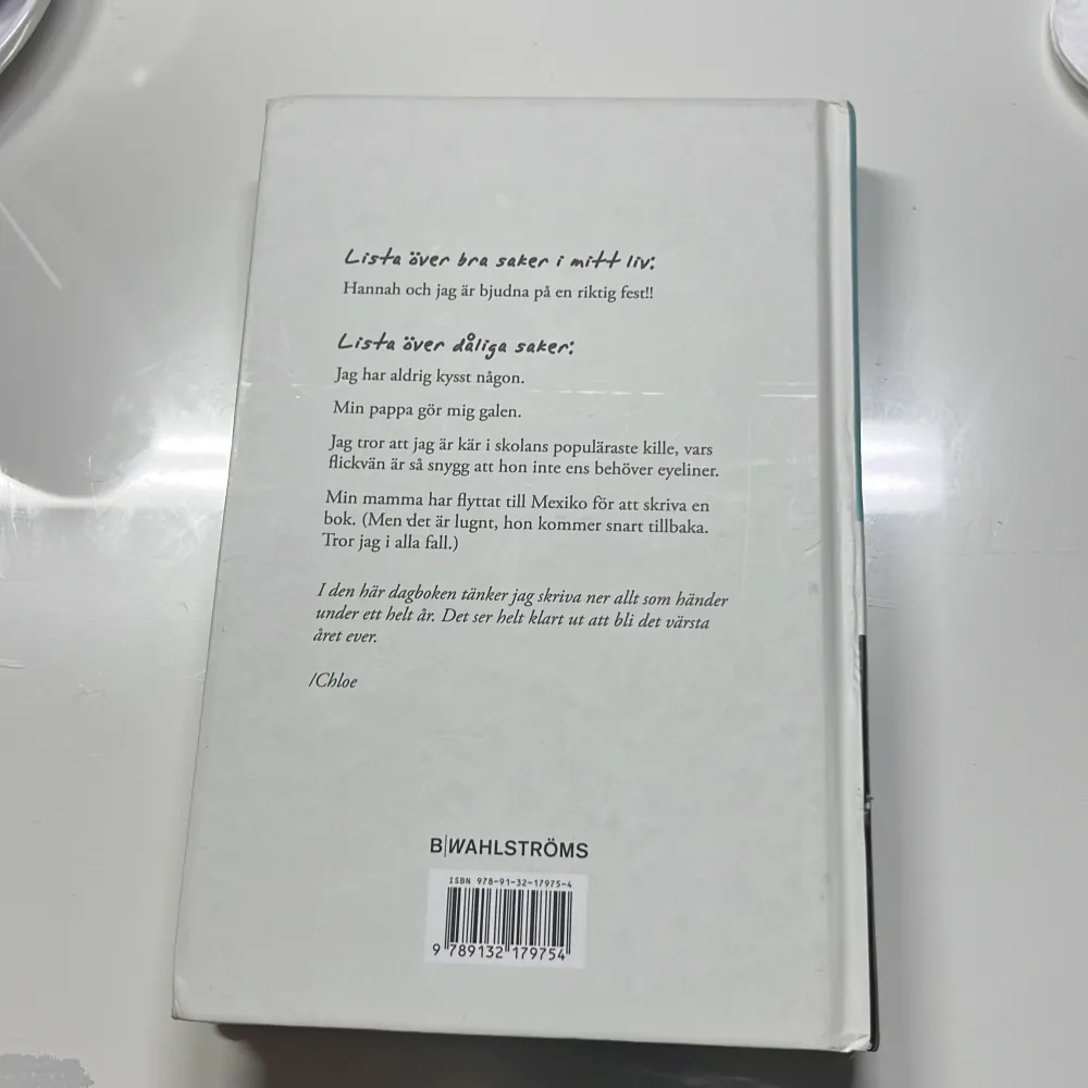 Boken ”Chloe Snows Dagbok: Mitt värsta år” av Emma Chastain är en ungdomsroman utgiven av B. Wahlströms. Läst många gånger men har slutat läsa så behöver sälja. Böcker.