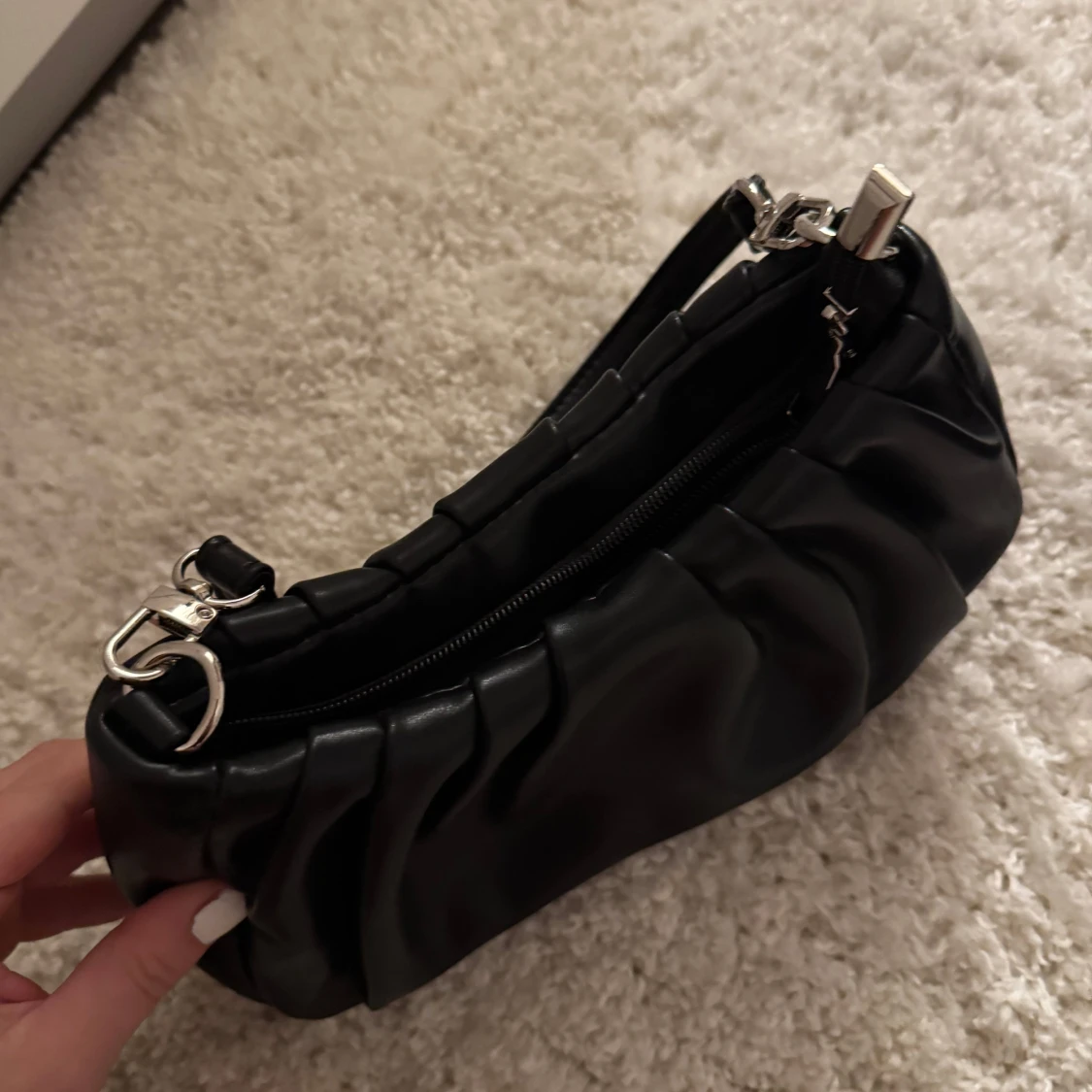 Svart axelväska i syntet - 1