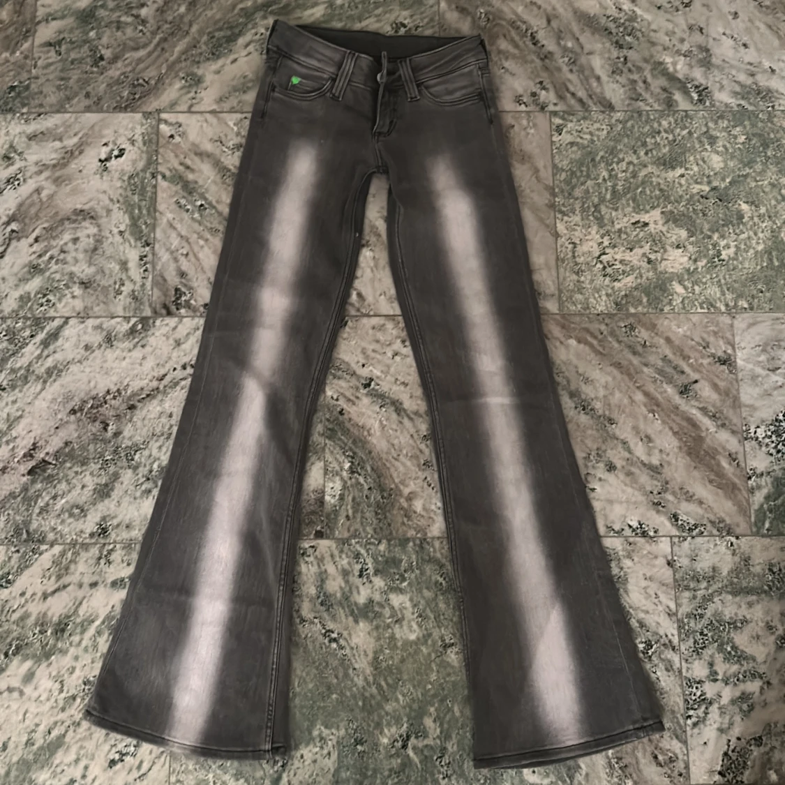 Grå bootcut jeans från weekday