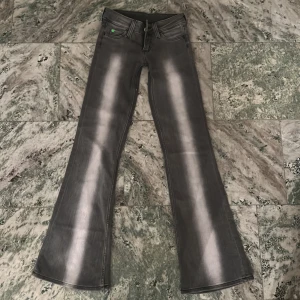 Grå bootcut jeans från weekday - Snygga grå lågmidjade bootcut jeans från weekday. Sluperpopulära och aldrig använda.