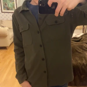 Grön overshirt  - Skriv gärna vid funderingar! 