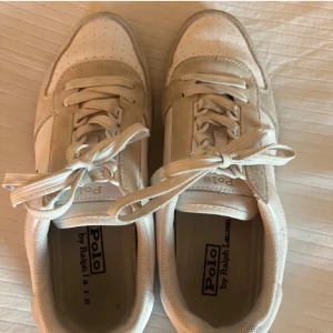 Snygga Ralph lauren skor - Schyssta skor   Från märket Ralph lauren    Bra skick   Kan putsa till dom om det skulle viljas    Skriv om frågor