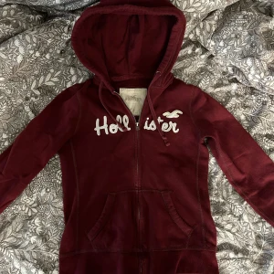 Hollister zip up hoodie - Säljer den här populära toppen från hollister, bra skick förutom att det finns två små hål vid slutet av båda ärmarna ( bild 3/4) men inget man tänker på❤️ pris kan diskuteras 