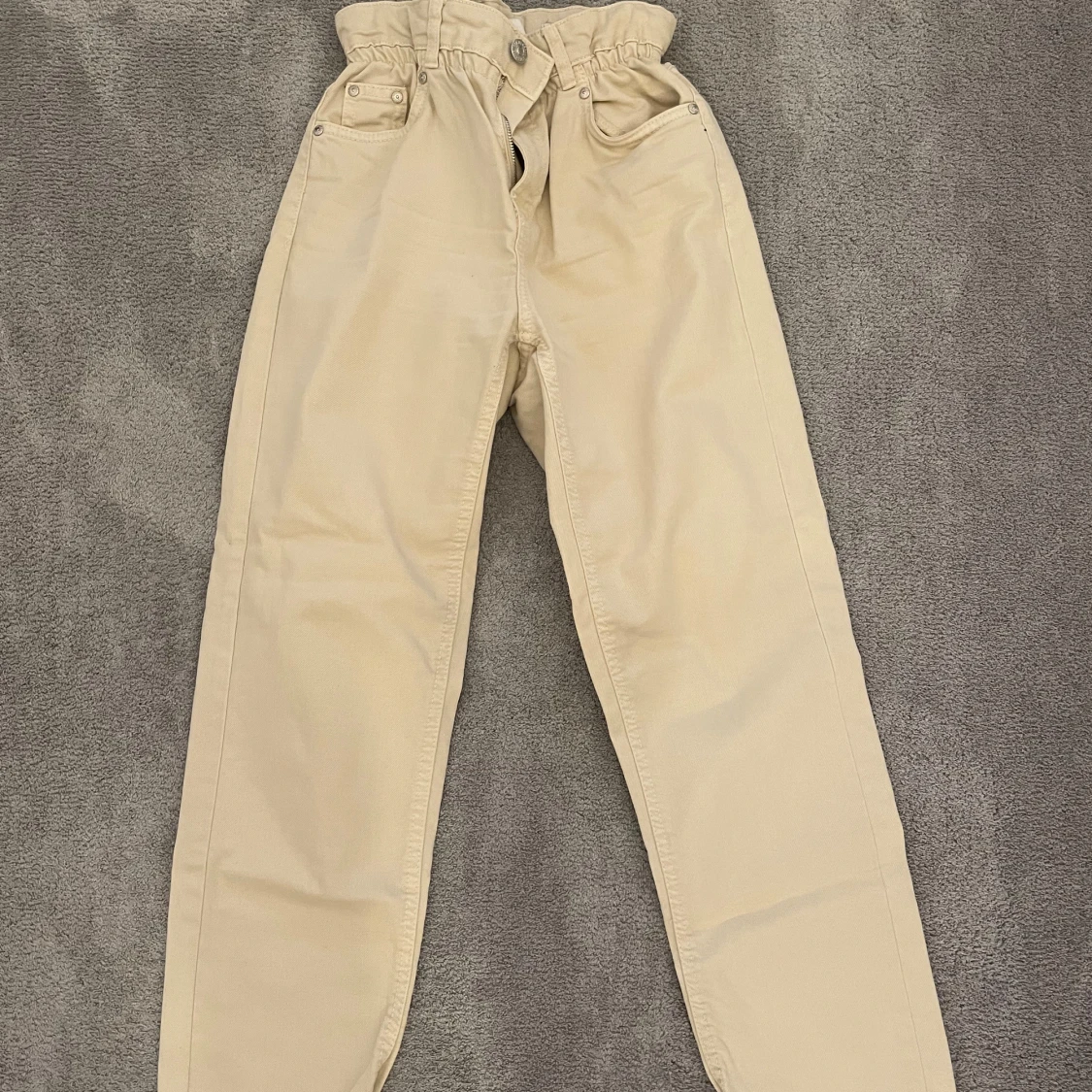 Beige byxor från Bershka