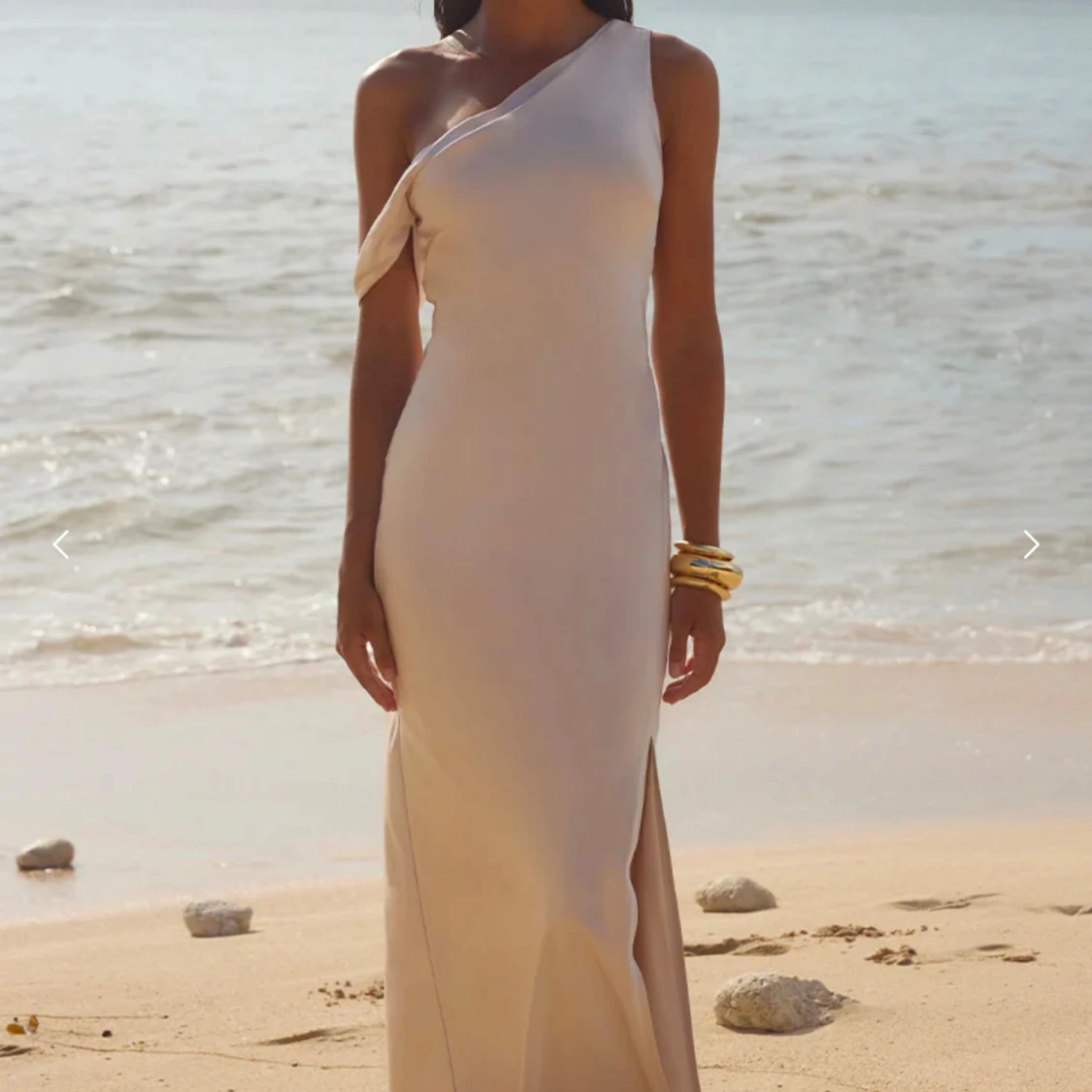 Champagnefärgad långklänning med asymmetrisk axel