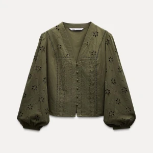 Grön Zara blus  - Grön blus från Zara som inte säljs längre. Använd ett fåtal gånger men kommer inte till användning. Storlek M och i nyskick. Köptes för 400kr. 