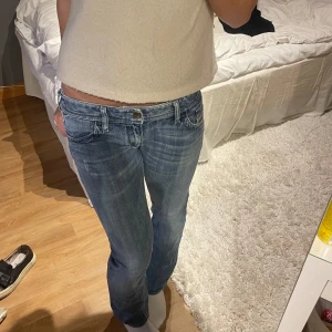 Lågmidjade Diesel jeans - superfina lågmidjade jeans med delvis rosa sömmar, något slitna längst ner💕 innerbenslängden är 78 cm och midjemått rakt över 37