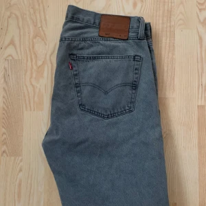 Levis jeans - Ljusgråa Levi’s jeans för män i storlek W36 L34, Passar för dig som är mellan storlek M-L. Inga defekter.