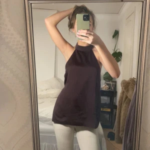 Vinröd halterneck topp - As Snygg halterneck topp i silkes med öppen rygg och knytning i nacken. Helt ny med lappen kvar, skriv om du har fler frågor ❤️❤️