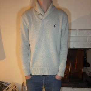 Ralph lauren hoodie - Snygg Ralph lauren hoodie som är väldigt varm vid kallare väder || Modellen är 185cm ungefär || Org pris är 1700kr || Fråga vid minsta fundering! 