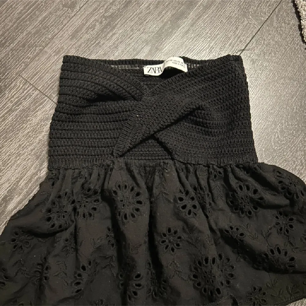Säljer min svarta topp från Zara. Jättefin till sommaren eller till fest. Är i mycket bra skick.. Yläosat.