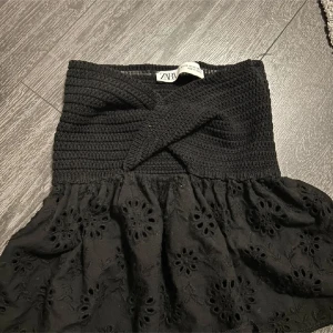 Svart topp från Zara - Säljer min svarta topp från Zara. Jättefin till sommaren eller till fest. Är i mycket bra skick.