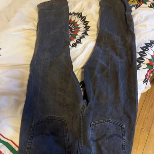 Svarta Jack and Jones jeans - Säljer nu dessa svarta Jack and Jones jeans då dom är försmå. Endast andvänds fåtal gånger.  Hör av dig vid fler frågor! Köps ej från min plick! Priset kan diskuteras!!!