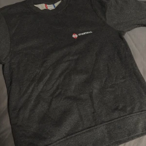 IF Metall limited collection tröja - Mörkgrå tröja från IF Metalls extremt begränsade och exklusiva samling. 