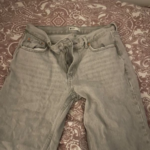 Grå jeansbyxor - Snygga grå jeansbyxor med klassisk design. De har en rak passform och femficksmodell. Perfekta för en avslappnad stil.