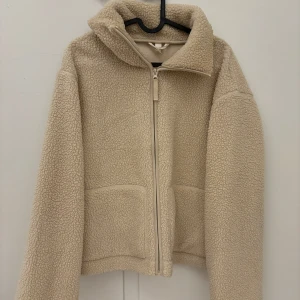 Teddyjacka hm - Säljer denna jättepopulära teddyjacka ifrån hm i bra skick❤️Använd köp nu!!!