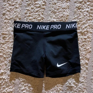Nike pro  - Snygga korta nike pro cykelbyxor som tyvärr har blivit för små. De är i väldigt fint skick!