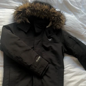 Jacka från Hollister - Svart vinterjacka från Hollister i bra skick. Storlek S men är typ mer som en M ✌️