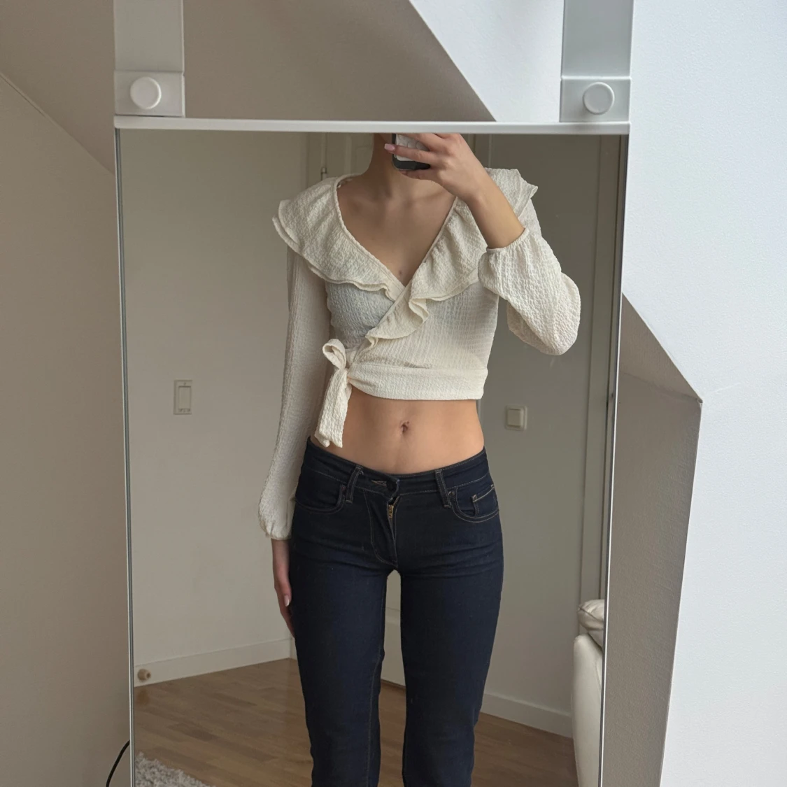 Vit omlottopp med volangdetaljer - 1