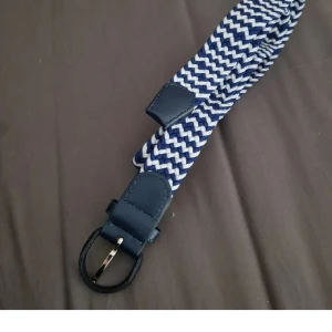 Blåvitt flätat bälte -  blåvitt flätat bälte helt nytt och bra pris frågor kom dm