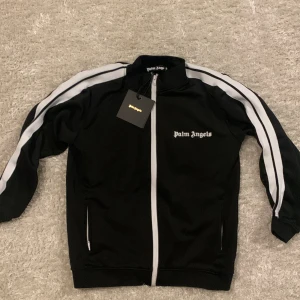 Svart Palm Angels zip - Jag säljer min Palm angel zip tröja som är helt oanvänd. Alla tags sitter kvar och är helt orörd. Den är i storlek S. Hör gärna av dig om du har några frågor eller funderingar.