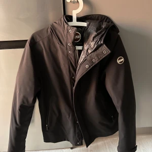 Svart jacka från Colmar - Colmar dunjacka i storlek 48. Sjukt snygg passform och varm 