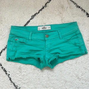 low waist hollister shorts - low waist shorts från hollister🥰😇 använda typ 2 gånger💞 de är lite mer gröna i verkligheten!