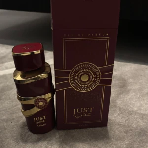 Just Eau de Parfum från Anabi - Helt ny. Har bara sprutat 1 sprut. När jag köpte den stog det att den skulle vara inspirerad av Kayali burring cherry men luktar exakt som Tom ford Cherry smoke. 100ml passar dig som vill ha cherry smoke men inte vill slösa 5 tusen för 100ml
