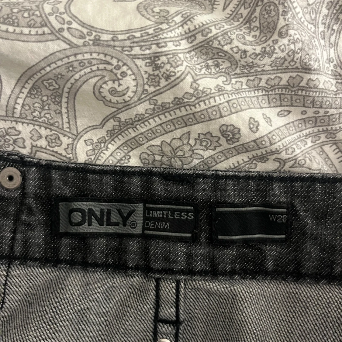 Svart lågmidjad mini jeanskjol  - 2