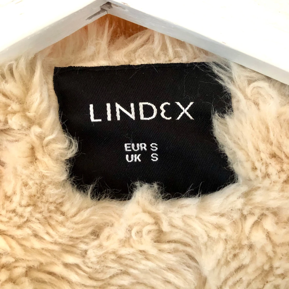 Crèmefärgad fuskpäls från Lindex - 2