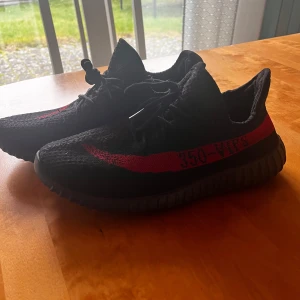 Yeezys  - Yeezes (ej äkta) strl 41 men kan användas av strl 40-42 finns i ystad att hämta Kan också frakta (ej gratis frakt).