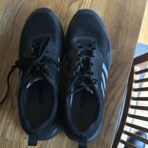 Svarta adidas Terrex storlek 41 1/3 - Använda men fint skick, inga anmärkningar!