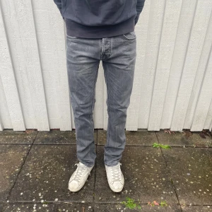Nudie jeans  - Säljer ett par riktigt snygga jeans från Nudie i modell Grim Tim. Jeansen är i mycket bra skick och har inga tecken på användning. Det är storlek W32/L32. Vid minsta fråga eller fundering är det bara att höra av sig👍