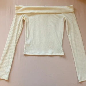 Vit ribbad offshoulder topp  - Säljer en super fin vit ribbad offshoulder topp från H&M Divided. Toppen har långa ärmar och en bekväm passform☺️ 