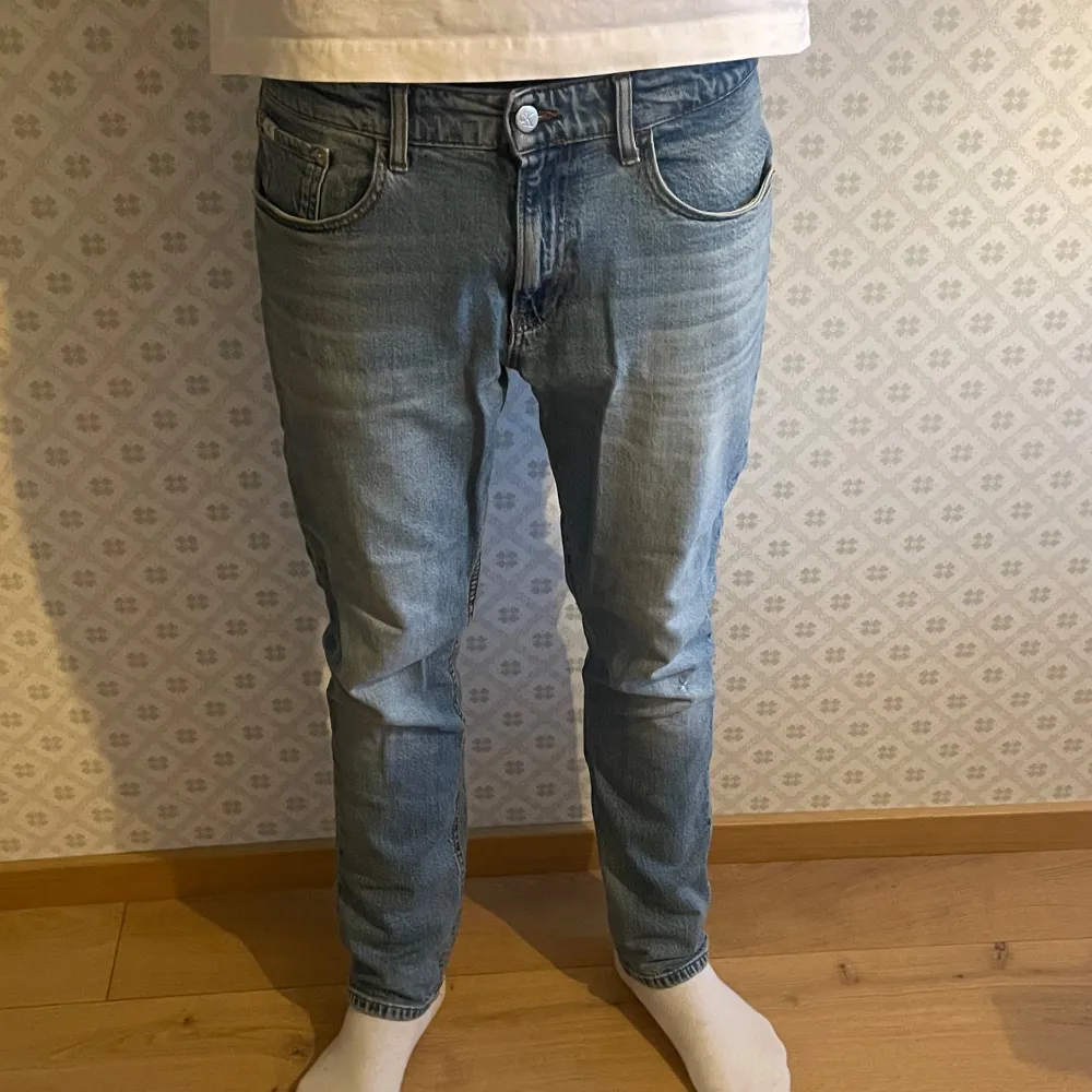 Snygga blå jeans från Calvin Klein med en klassisk femficksdesign. De har en normal passform och är perfekta för en avslappnad stil. Jeansen har en knappgylf och är tillverkade i ett slitstarkt denimtyg. Jeansen är i storlek 16years och har en defekt på knät därav billigt pris. Om du har någon fundering är det bara att höra av sig. Mvh Levi!. Farkut & Housut.