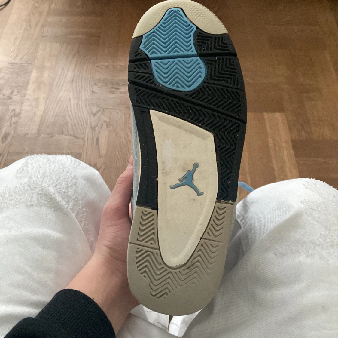 Nike Air Jordans i ljusblå mocka, lite smutsiga och en ganska ned tryckt sula, inget problem med dom annars. - 4