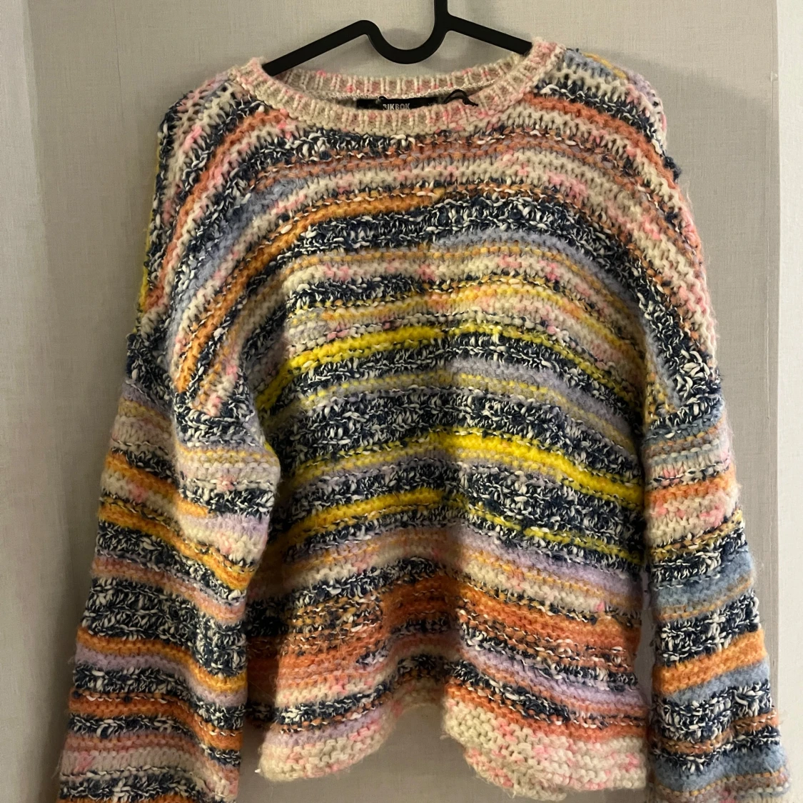 Flerfärgad stickad tröja