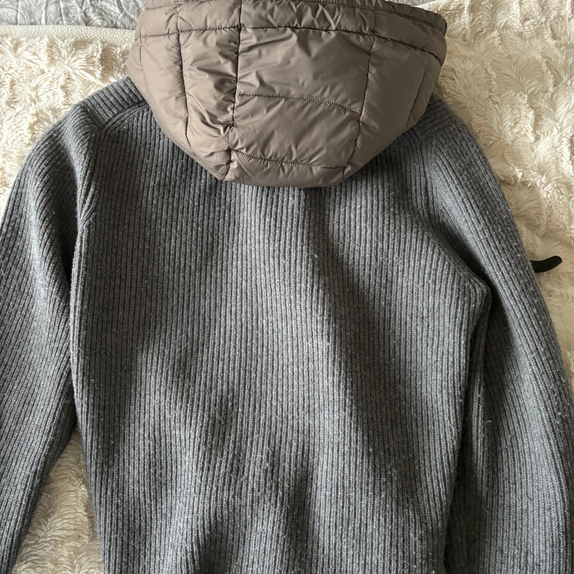 Grå stickad tröja med huva från Massimo Dutti - 3