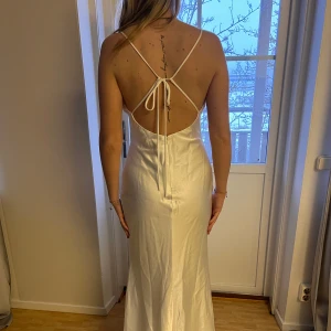 Vit långklänning med slits - Vit siden balklänning, använd en gång. Jättefin!!!!😍😍strl 40 men mer som en 38! Kom med prisförslag!