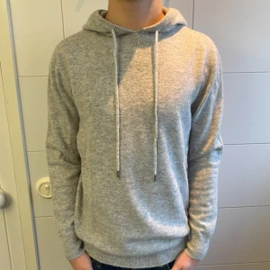 2 Merinoull Hoodies (BUNDLE) - Två skit snygga merinoull hoodies i storlek M, beige och ljusgrå! Hör av dig vid intresse😊