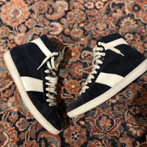 Höga Saint Lauren 02 skor! - Säljer sjukt snygga saint Laurent skor! Dessa är i bra skick och samtidigt  väldigt sköna och lyxiga. De är i modellen 02 och är storlek 43,5 men jag skriver 43