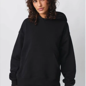 Gina svart hoodie - En svart hoodie från gina!🥰 Skriv privat för mer bilder