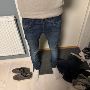 Blå jeansbyxor - Snygga blå jeans med en klassisk femficksdesign. De har en normal passform och är perfekta för en avslappnad stil. Byxorna har en dragkedja och knapp framtill.