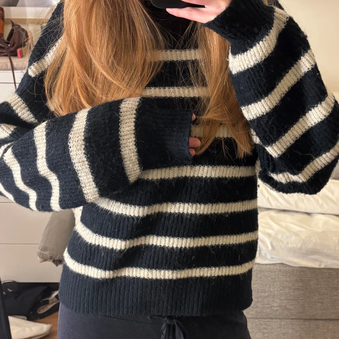 Svart och vit randig stickad tröja - 2