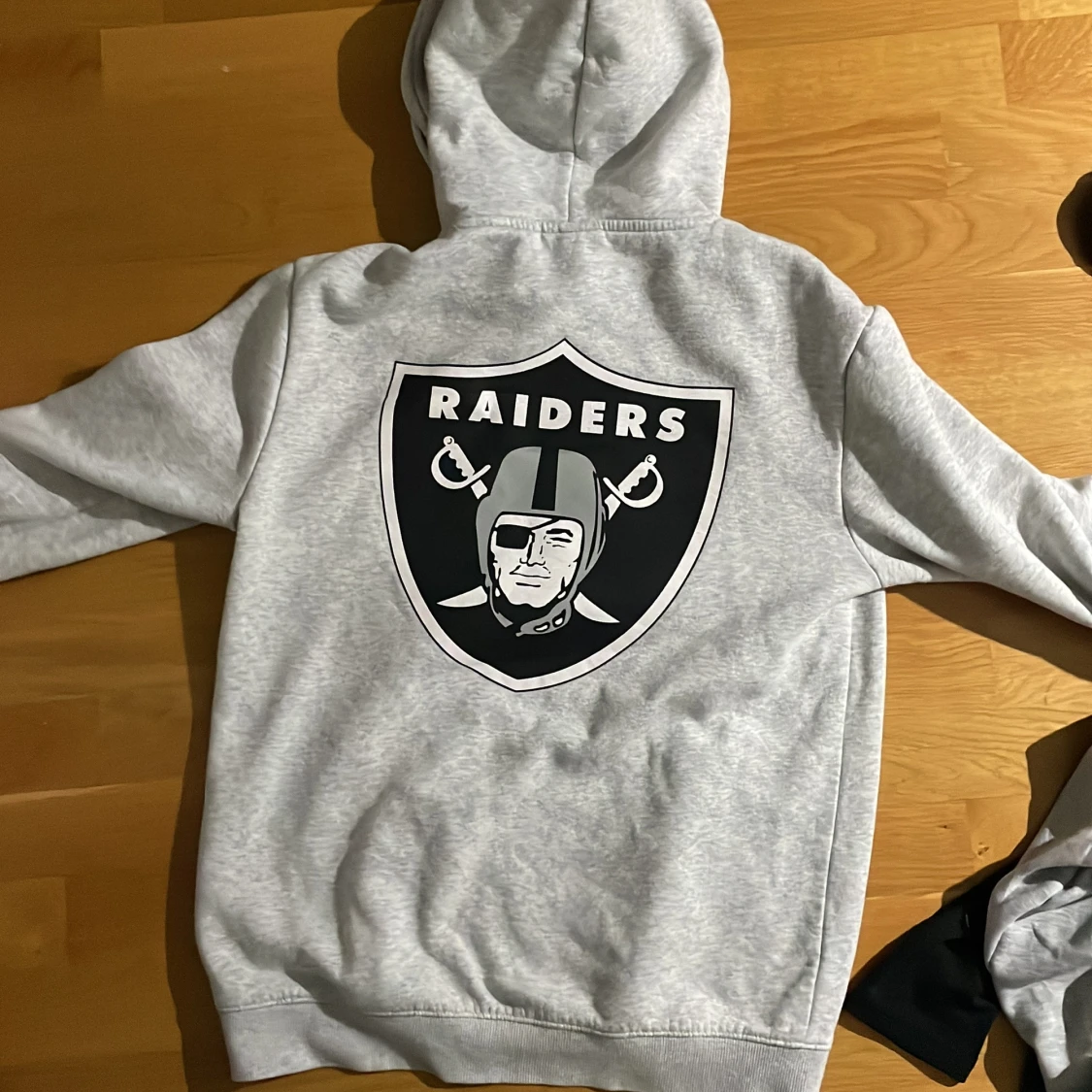 Grå Raiders hoodie med NFL-märke