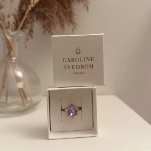 Caroline Svedbom ring - Ring från Caroline Svedbom, har bara använt den några få gånger så superfint skick❣️Ringen har ingen ”storlek” då den är justerbar. Nypris är 595, jag säljer för 350 men priset går såklart att diskutera🥰
