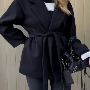 Svart kappa från missay - Svart kappa från missay i storlek S. Säljer då den ej kommer till användning. Jag är 166💕