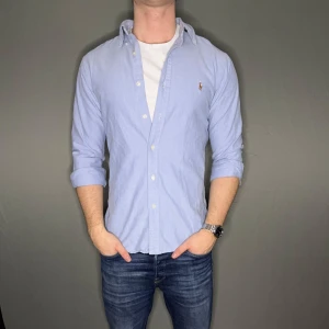 Ralph lauren skjorta - Hej säljer nu min fina Ralph Lauren skjorta i storlek M. Den är i nyskick och kommer vara otroligt snygg nu i vinter och framåt våren. Nypris cirka 1500kr! Vi kommer att sälja liknande produkter nu närmare våren så glöm inte följa profilen!🌊🍾