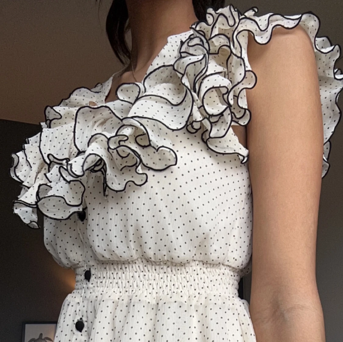 Vit prickig blus med volanger - 2